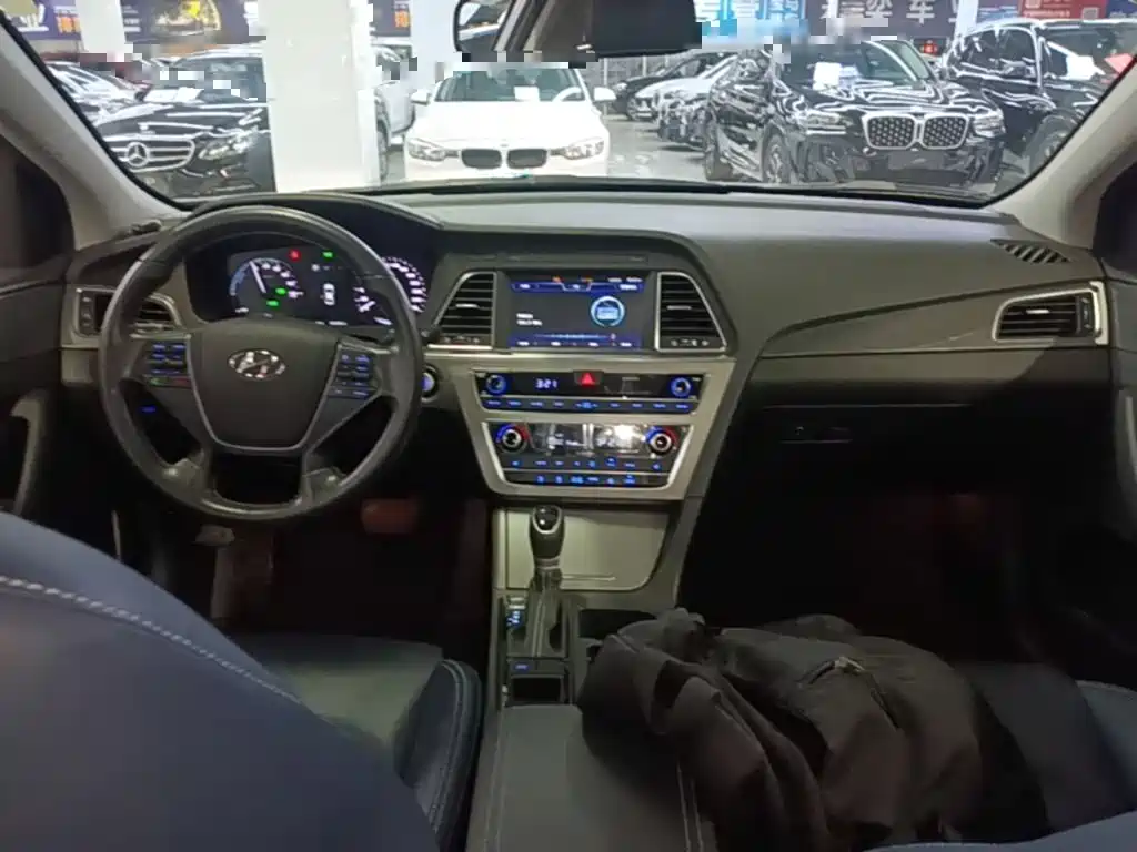 Photo 10 - Hyundai Sonata