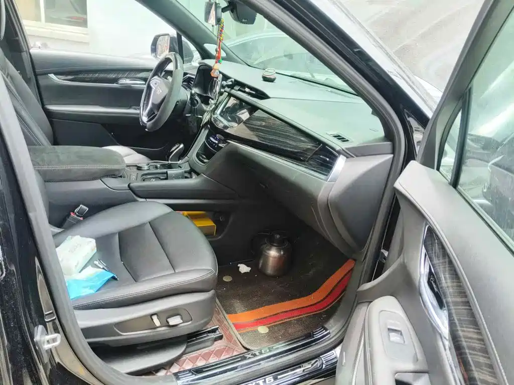 Фото 13 - Cadillac XT6