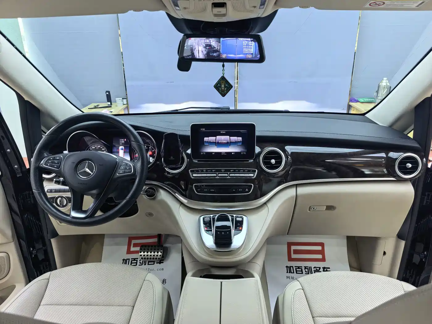 Photo 11 - Mercedes-Benz V-Class