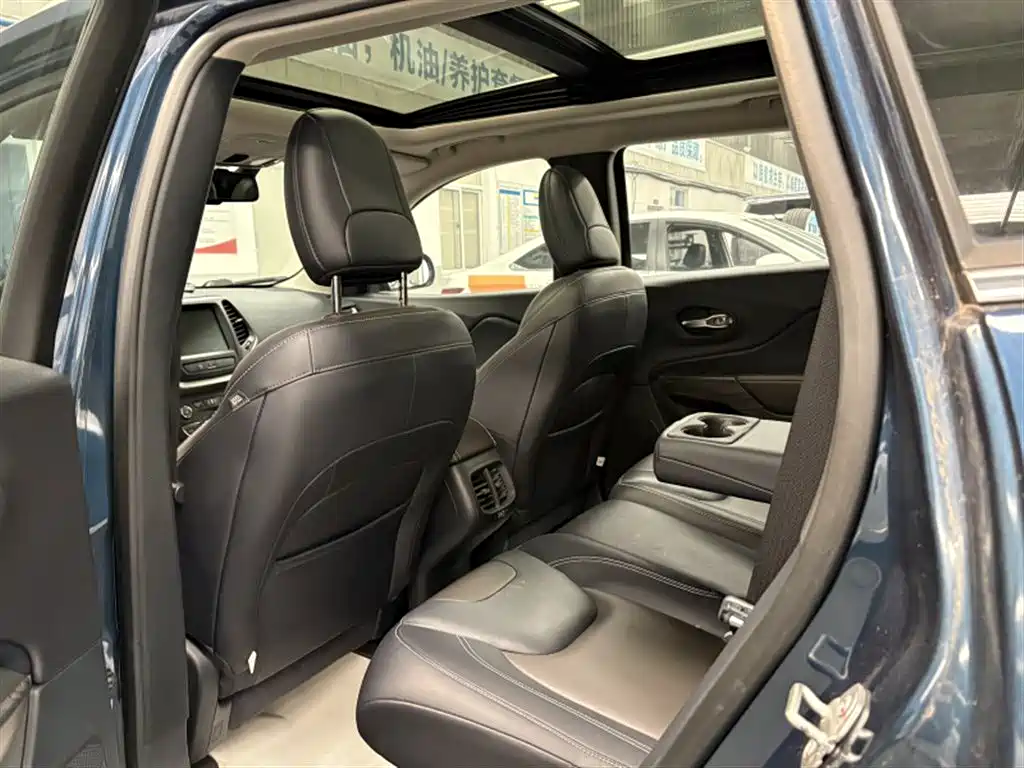 Фото 4 - Jeep Cherokee