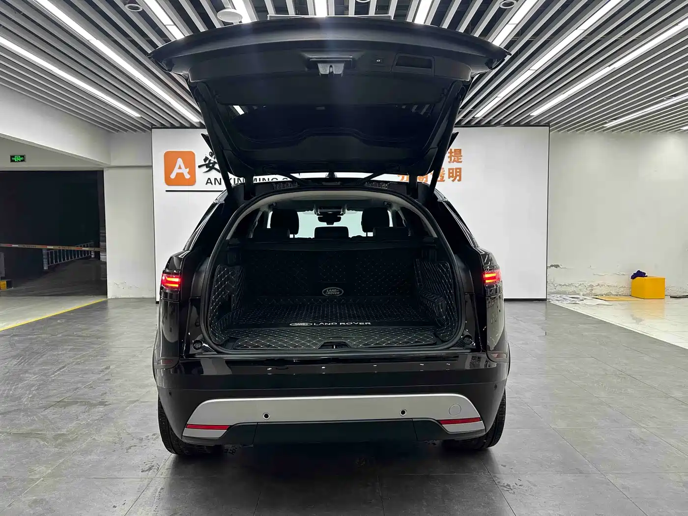 Land Rover Range Rover Velar 2024 S фото 3
