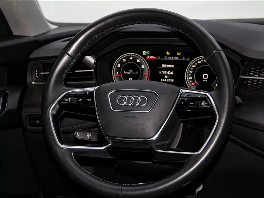 AUDI Q6