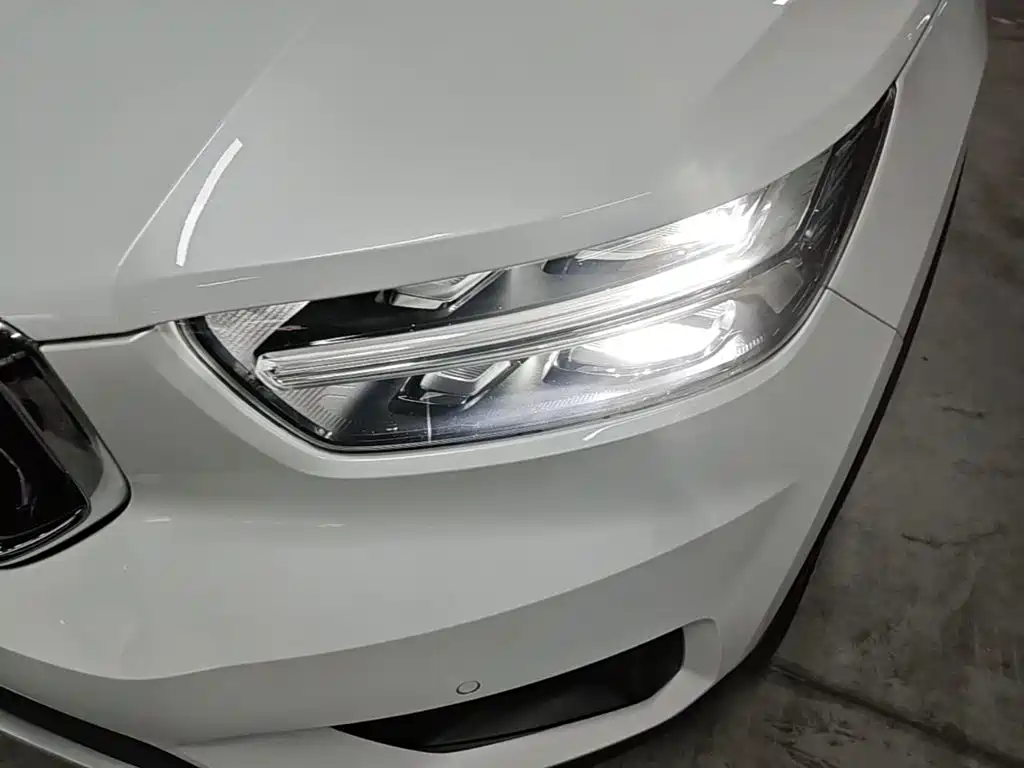 Фото 24 - Volvo XC40