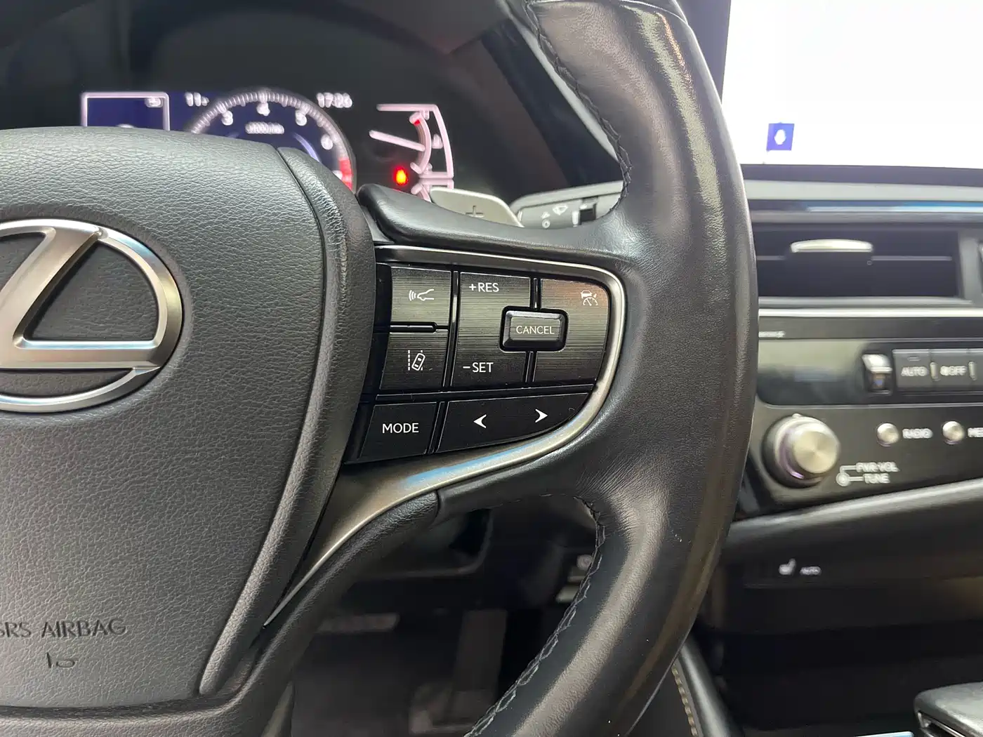 Lexus ES 2022 200 Excellence Edition фото 24