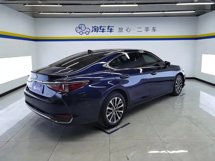 Photo 3 - Lexus ES