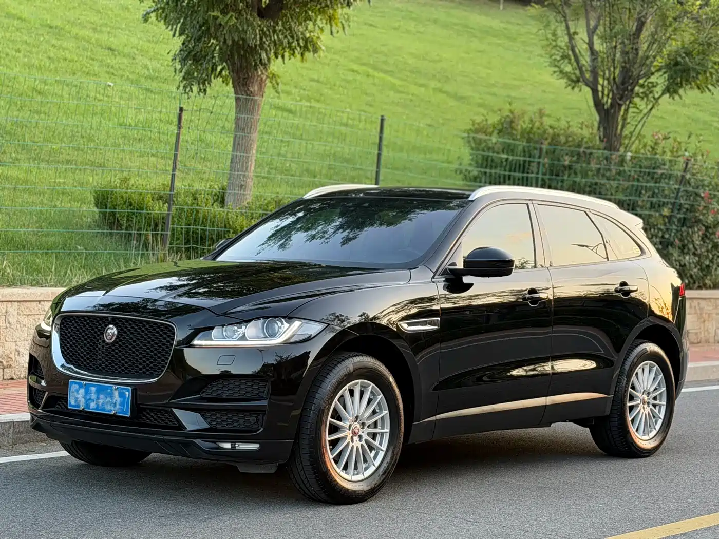 Jaguar F-PACE 2017 2016 2.0T FWD Urban Premium Edition
