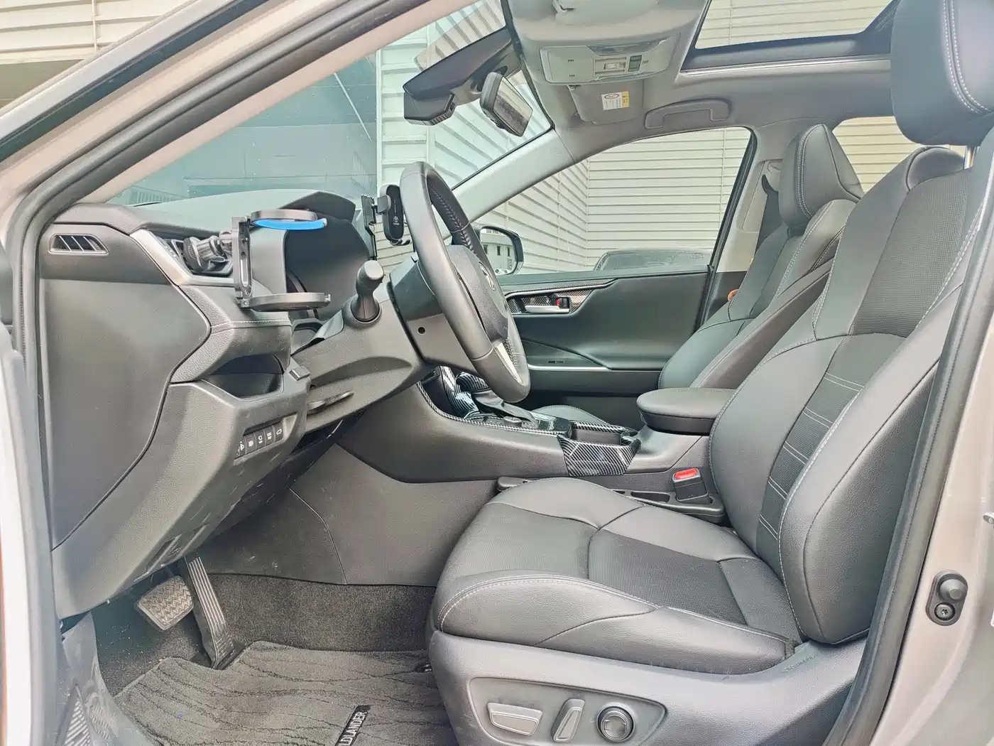 Toyota Wildlander 2023 Hybrid 2.5L E-CVT AWD Premium Edition фото 8
