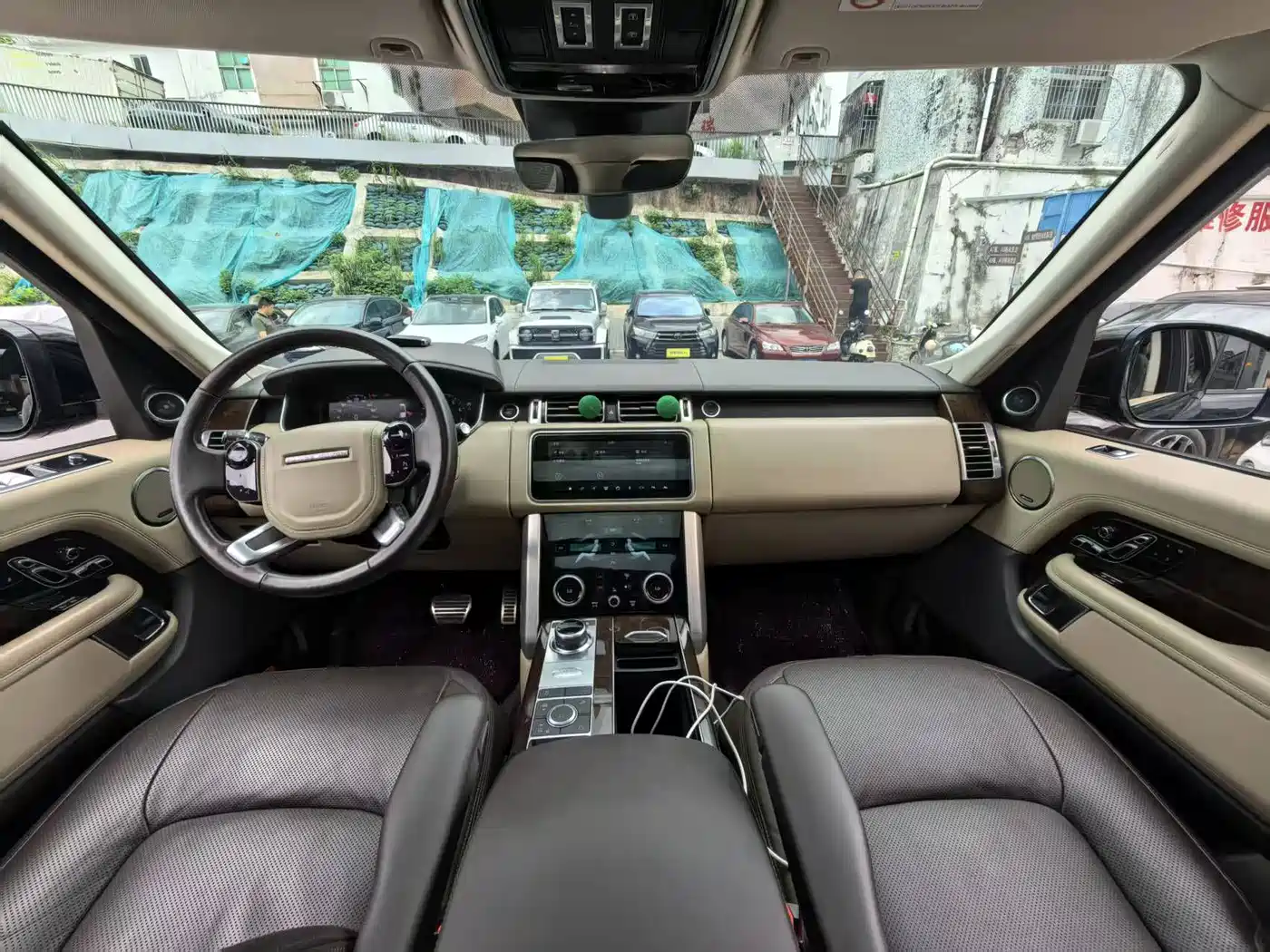 Land Rover Range Rover 2021 3.0 L6 Heritage Extended Classic Edition фото 8