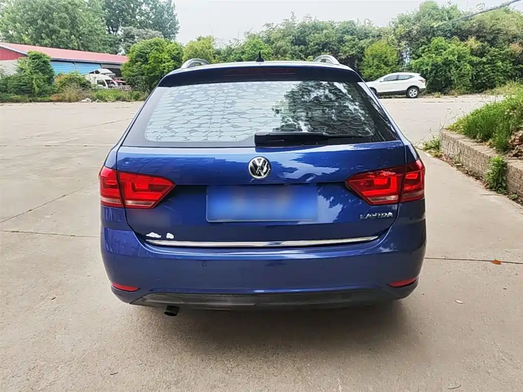 Volkswagen Lavida Tour 2015 1.6L Automatic Comfort Edition фото 6