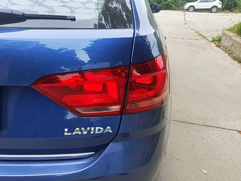 Volkswagen Lavida Tour 2015 1.6L Automatic Comfort Edition фото 8