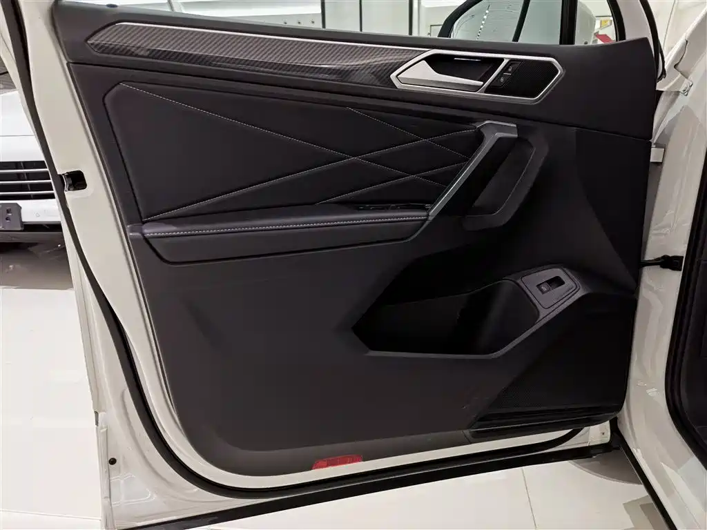 Volkswagen Tiguan L 2022 330TSI Auto 2WD R-Line Premium Edition фото 8