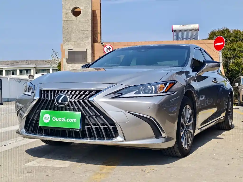 Фото 2 - Lexus ES