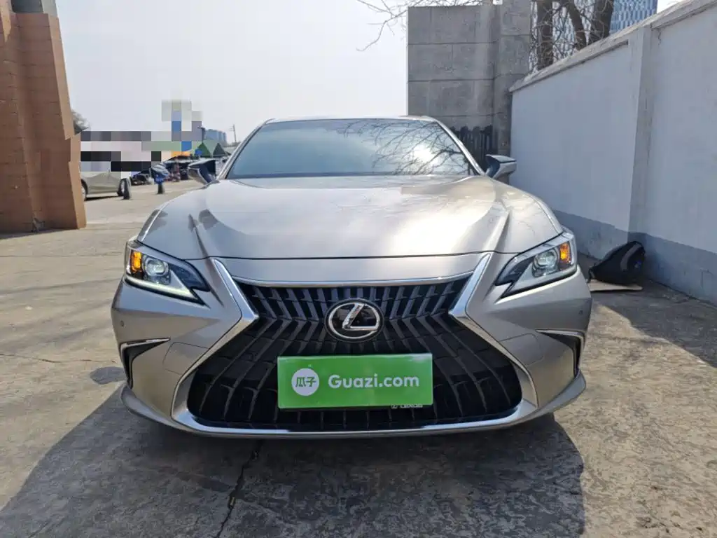 Фото 3 - Lexus ES