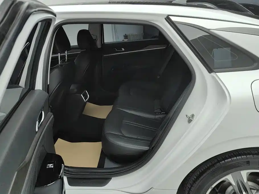 Photo 11 - Kia K5