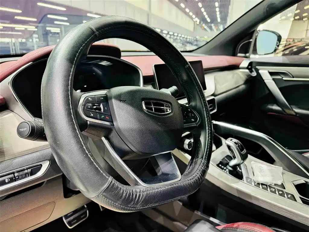 Фото 13 - Geely Coolray