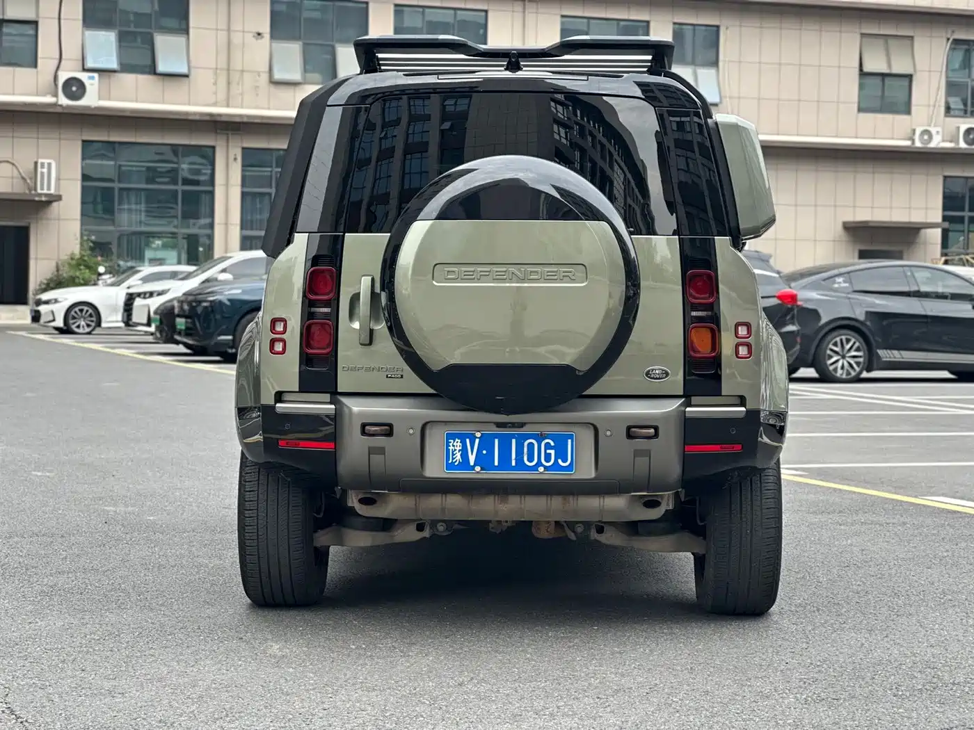 Photo 4 - Land Rover Defender
