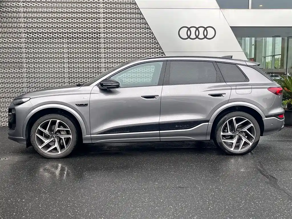 AUDI Q6L E TRON