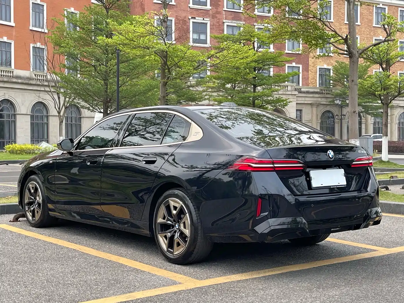 BMW 5 Series 2024 530Li Leading M Sport Package фото 6