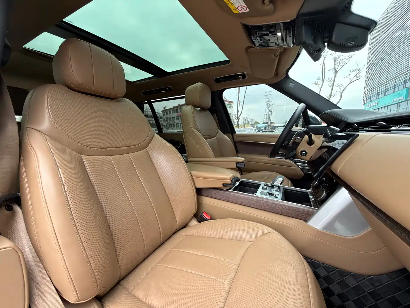 Land Rover Range Rover 2023 3.0 L6 400PS Golden Age 7-Seater Long Wheelbase фото 16
