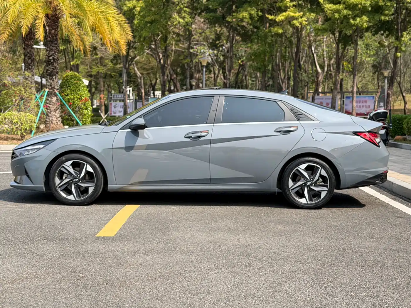 Hyundai Elantra 2021 1.5L CVT LUX Premium Edition фото 9