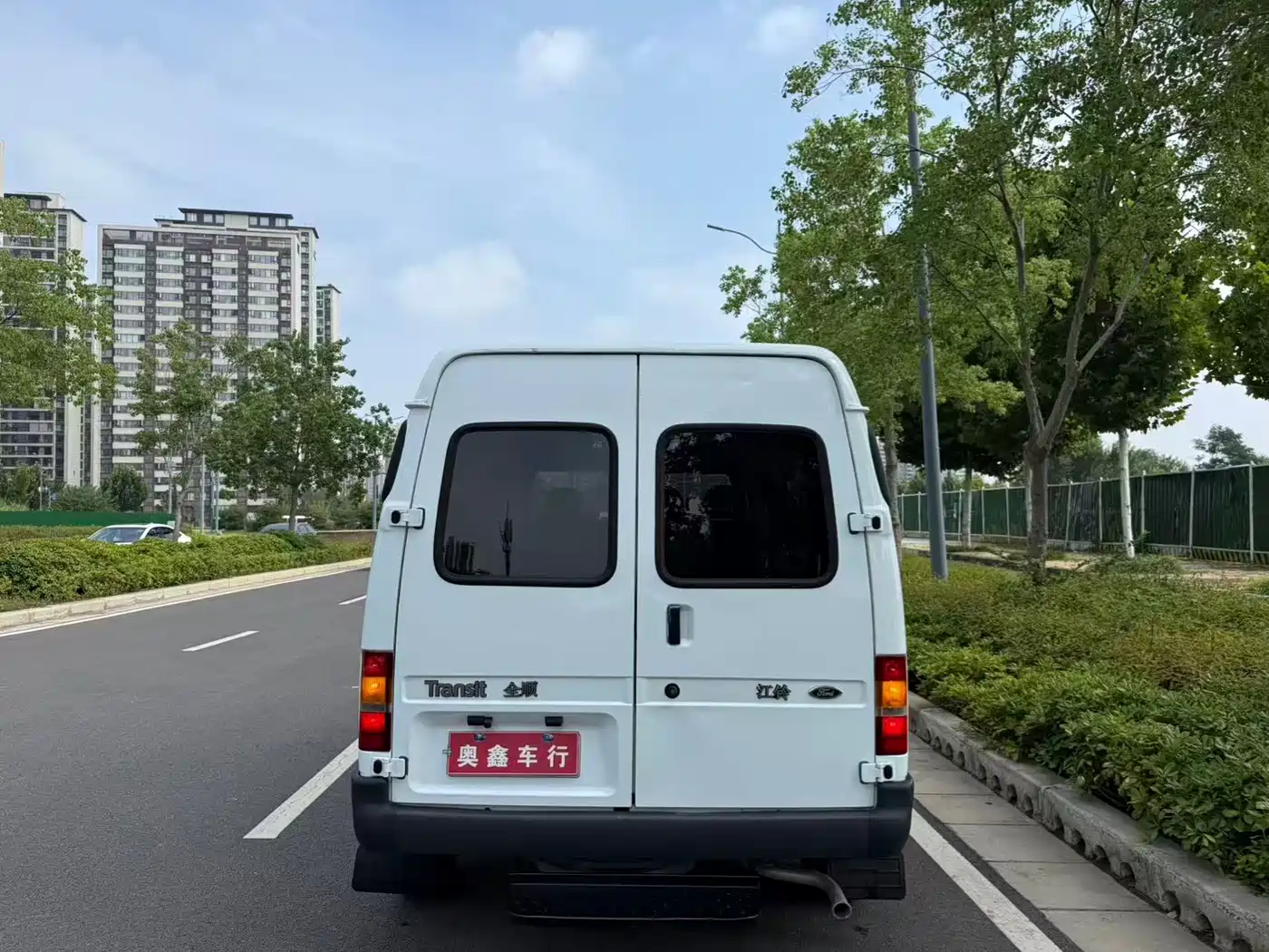 Ford Classic Transit 2016 2016 Model 2.4L Gasoline Short Wheelbase 6-Seat Medium Roof Multi-Purpose Vehicle 4G64S4N