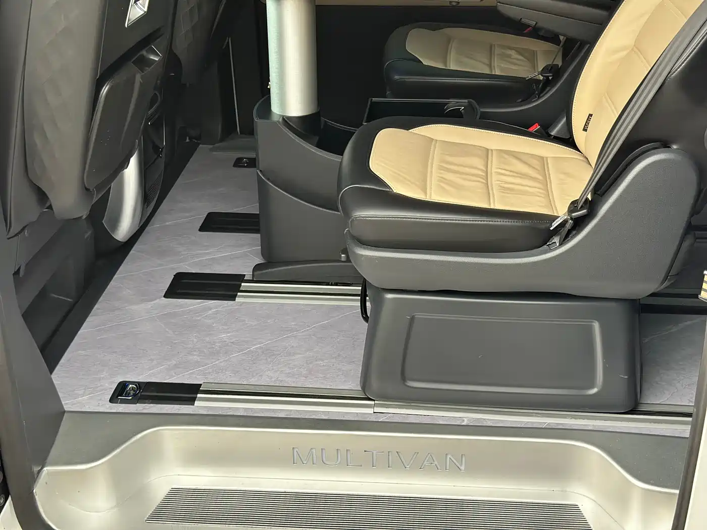 Volkswagen Multivan 2017 2016 2.0TSI 4WD Prestige 7-Seater