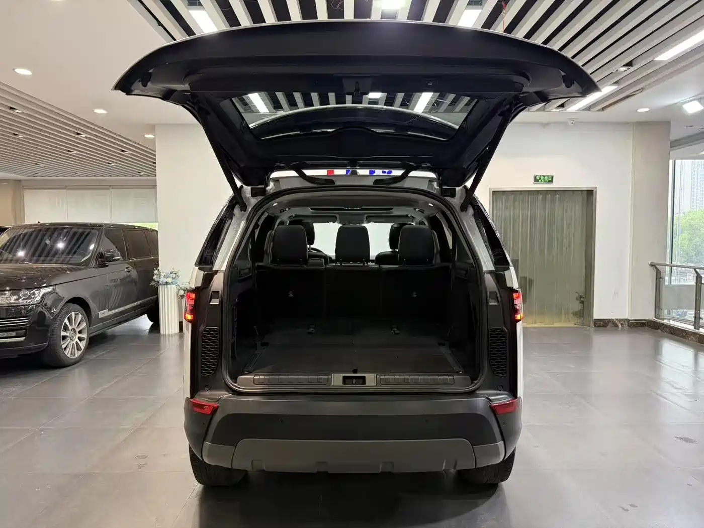 Land Rover Discovery 2019 3.0 SC V6 SE фото 23