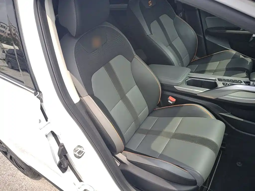 Фото 25 - Geely Coolray