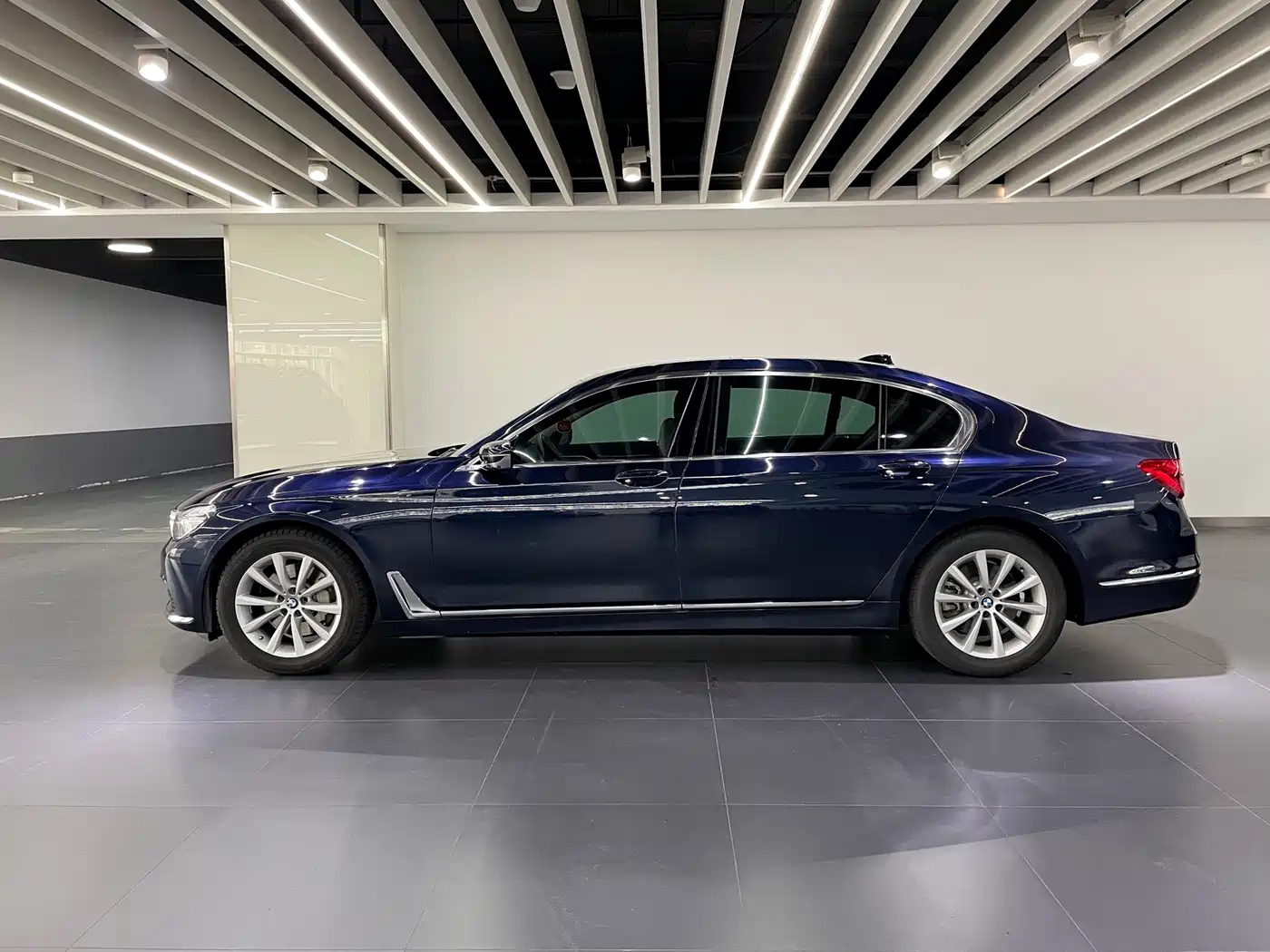 BMW 7 Series 2016 730Li Leading фото 7