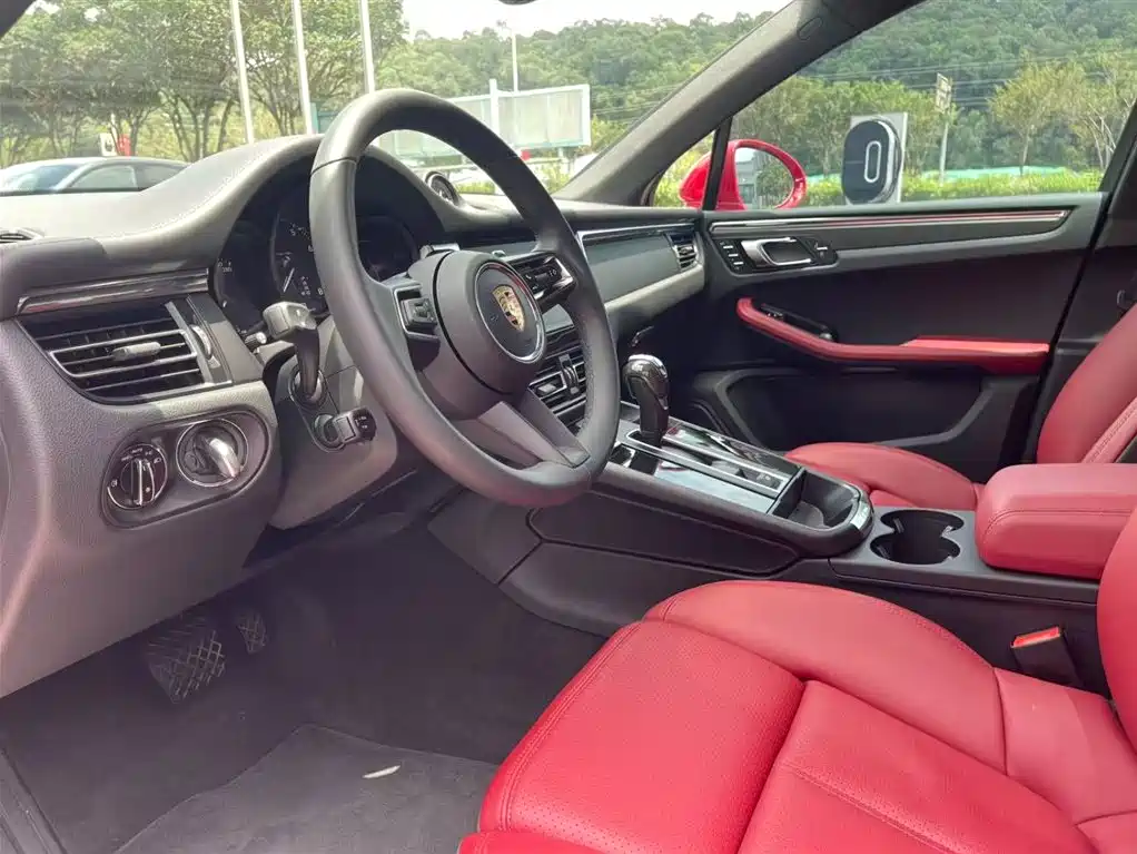 PORSCHE MACAN