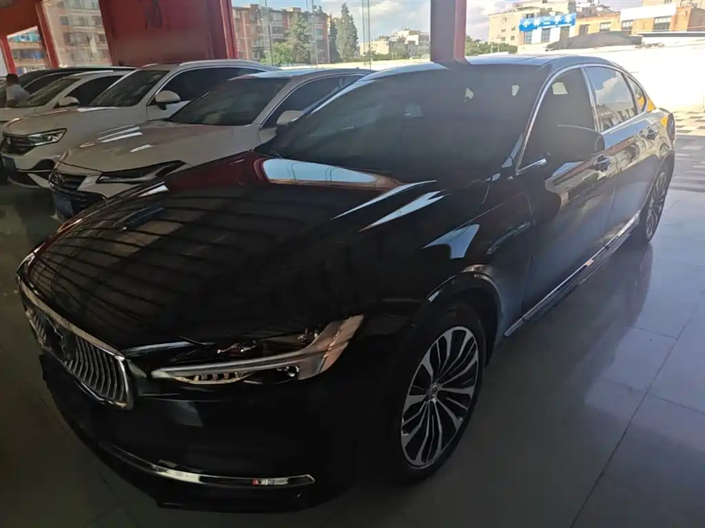 Volvo S90 2024 B5 Momentum Luxury Edition