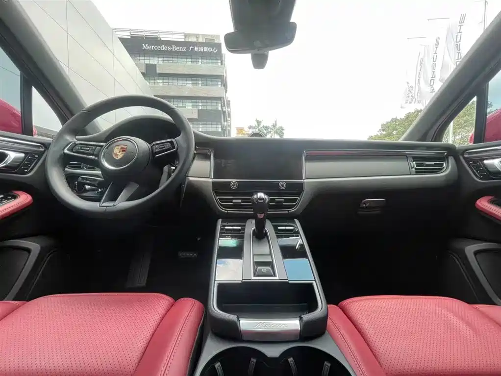 PORSCHE MACAN