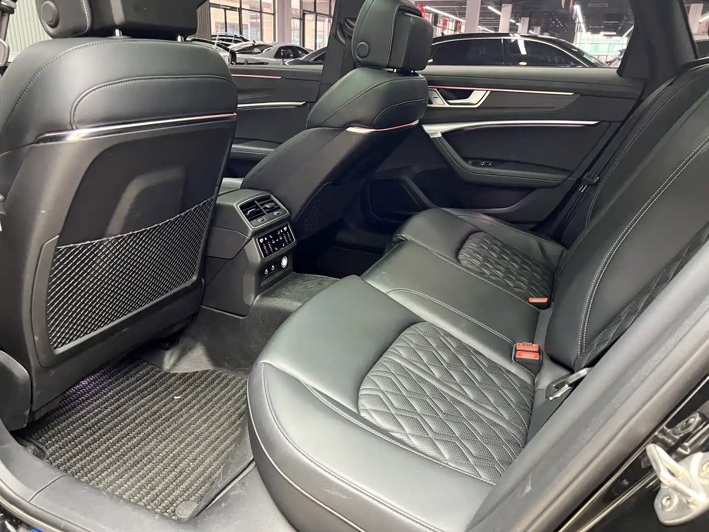 Фото 11 - Audi A6L