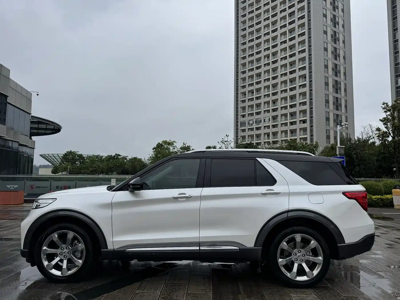 Фото 9 - Ford Explorer