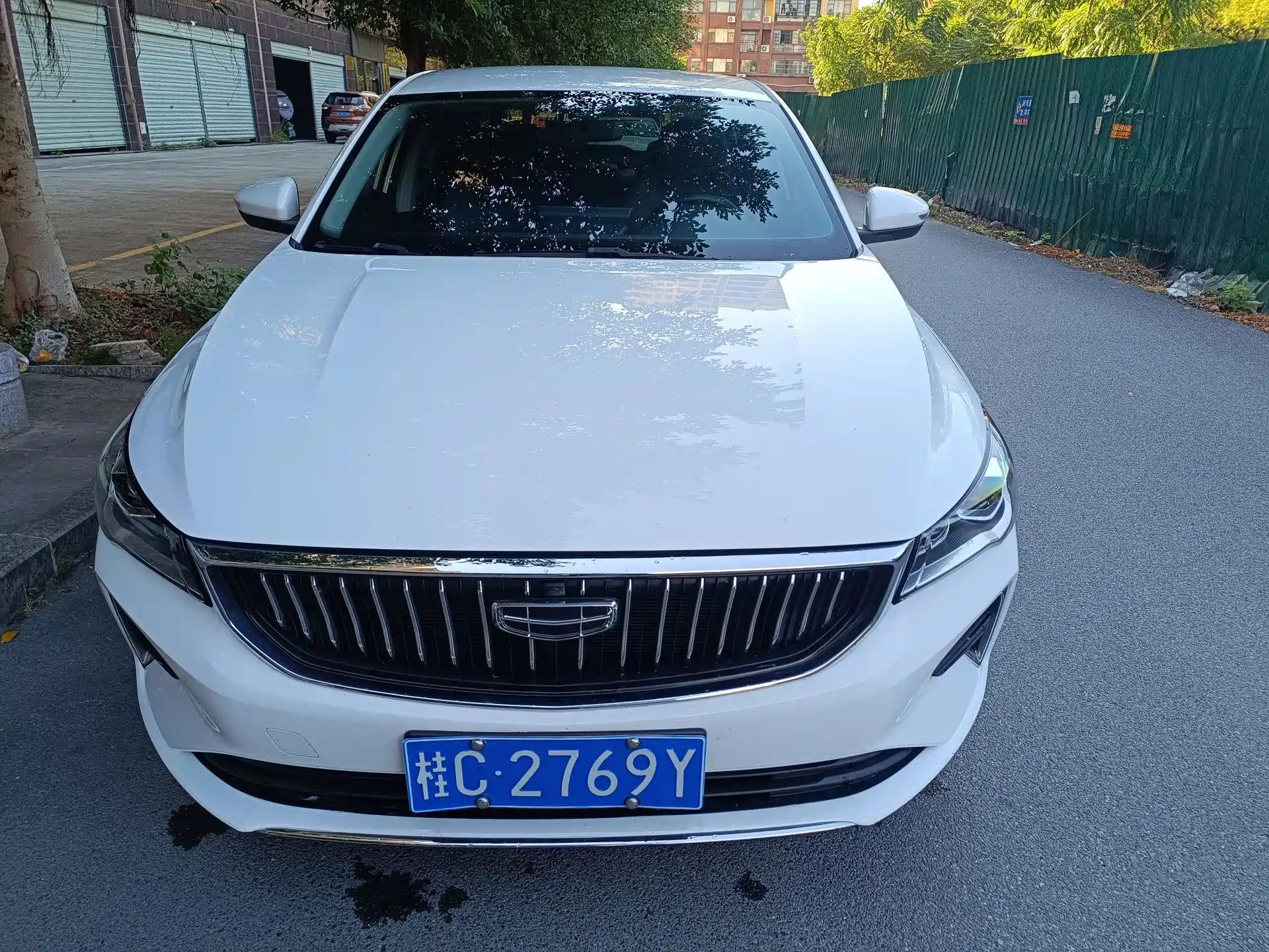 Фото 2 - Geely Emgrand