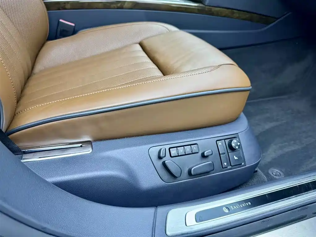 Volkswagen Phaeton 2012 3.6L Premium Custom фото 18