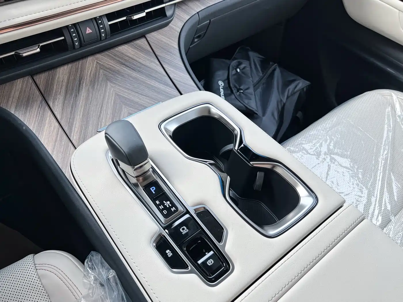 Lexus LM 2025 Model 500h Six-Seater Prestige Edition фото 20