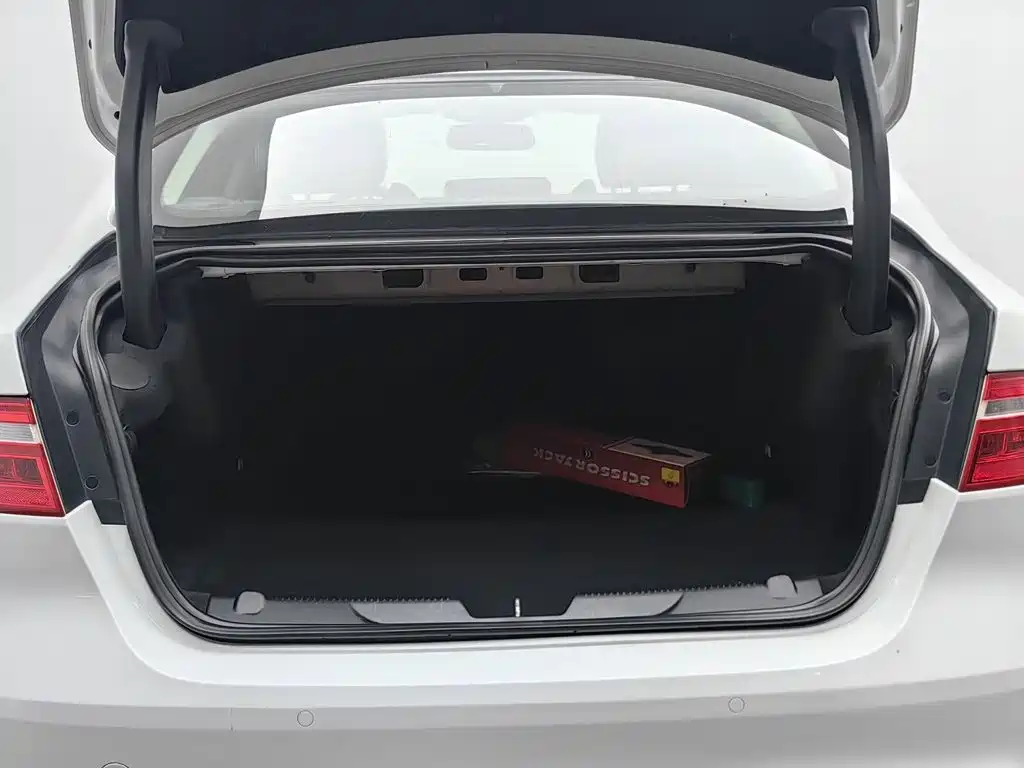 Photo 16 - Jaguar XE