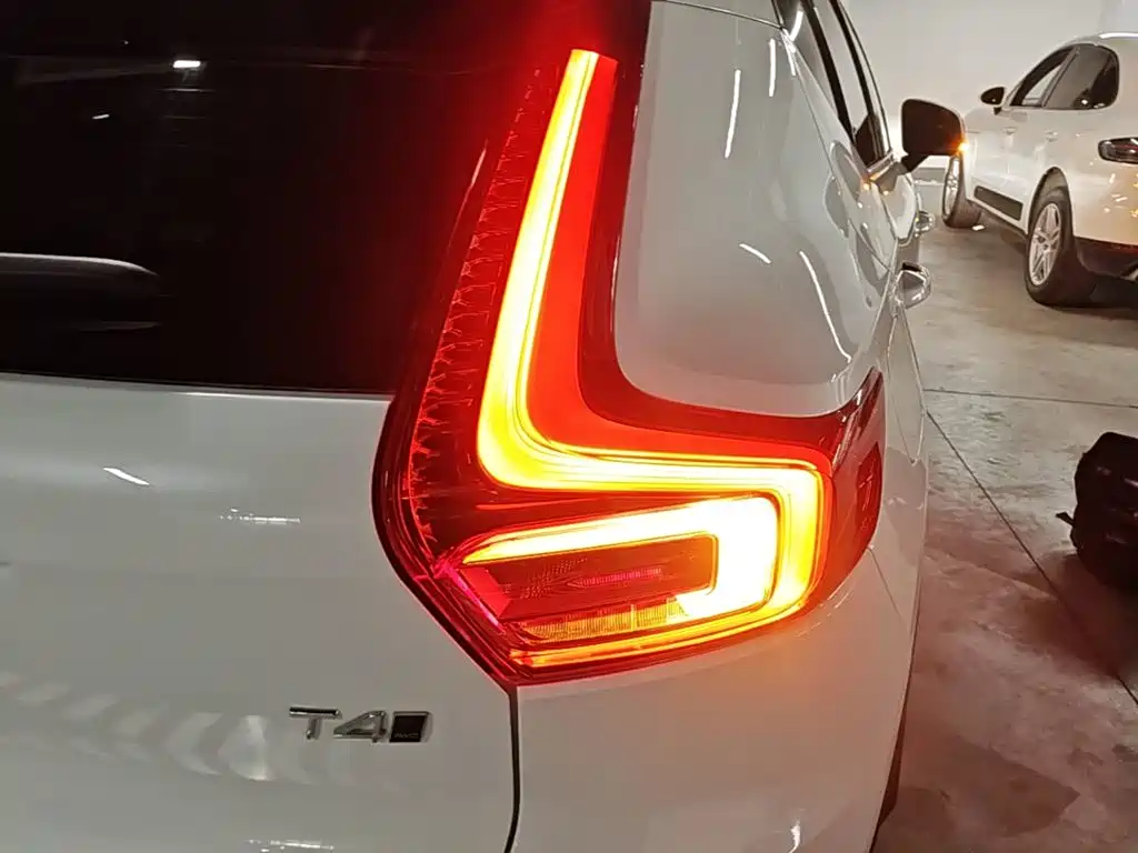 Фото 8 - Volvo XC40