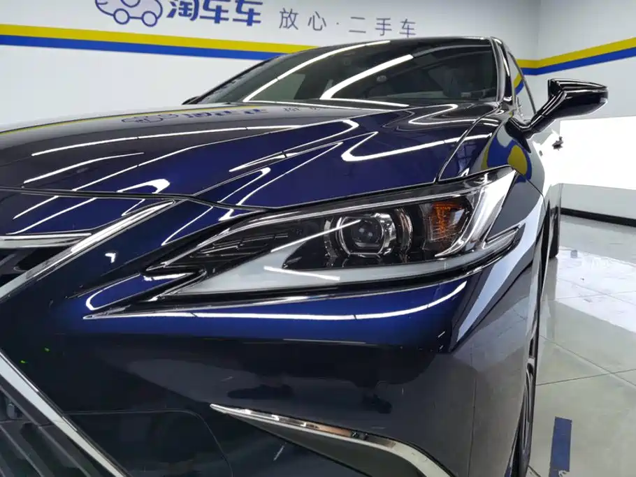 Photo 5 - Lexus ES