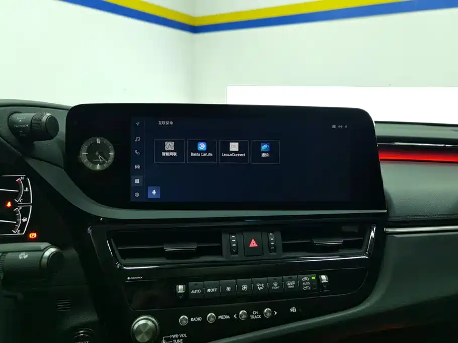 Photo 13 - Lexus ES