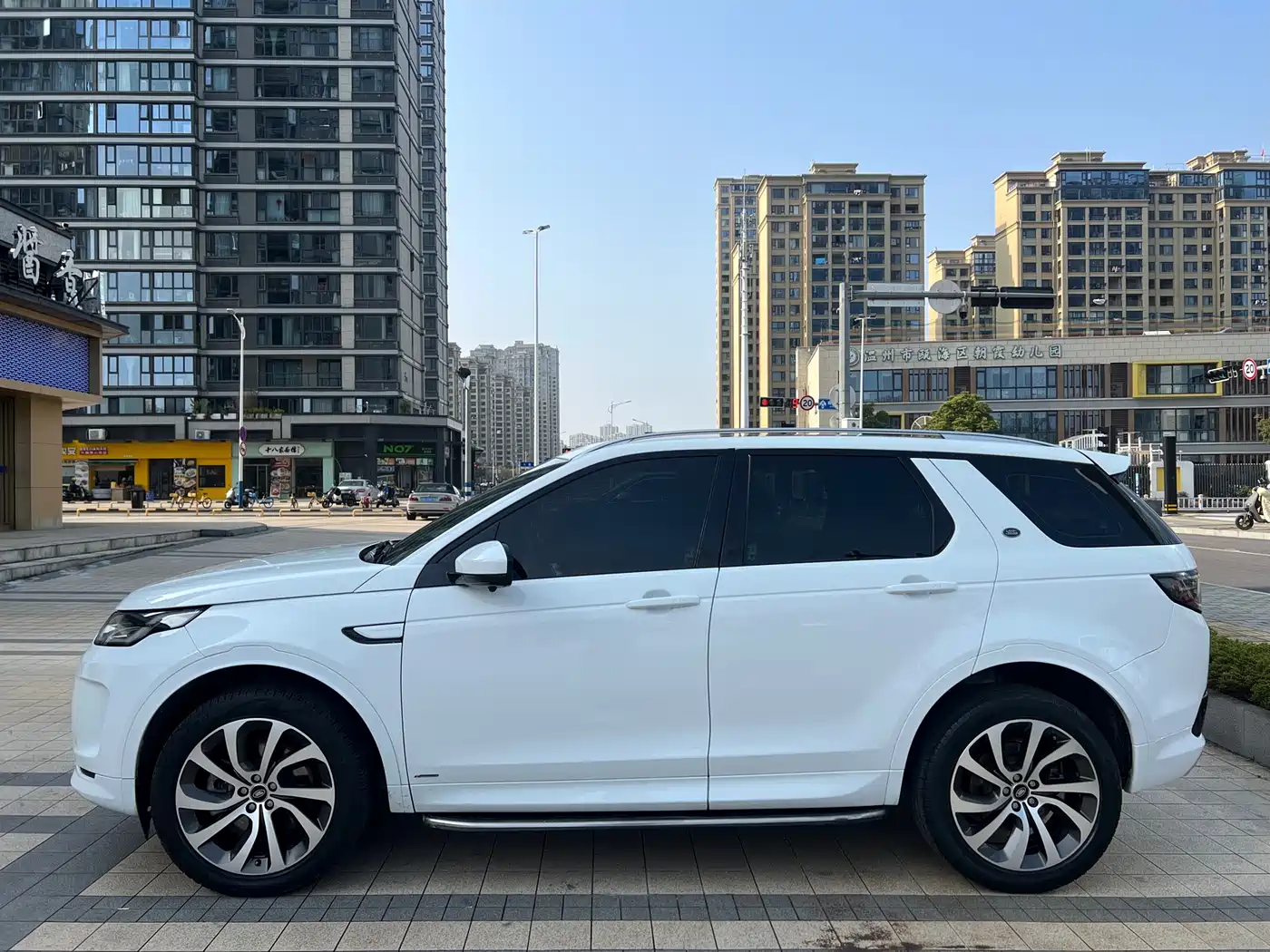 Land Rover Discovery Sport 2022 Model 249PS R-Dynamic SE Performance Tech Edition 5-Seater фото 5