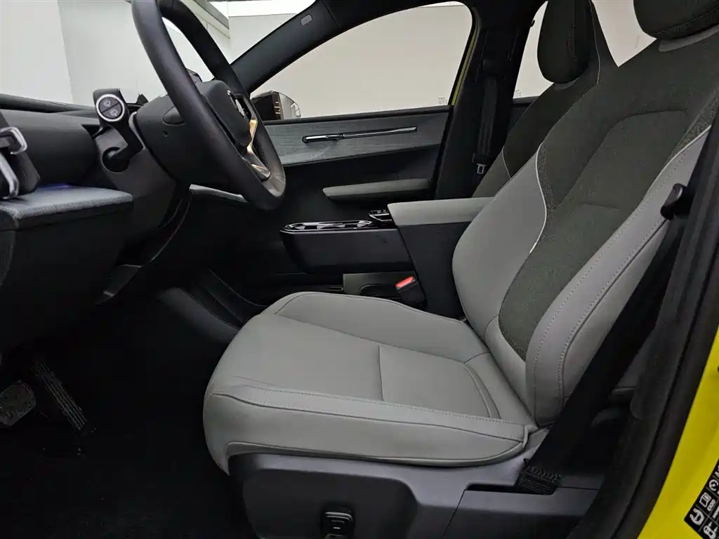 Volvo EX30 2025 Dual Motor AWD High Performance Ultra фото 9