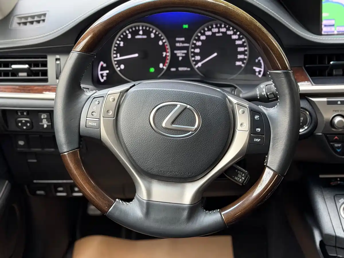 Lexus ES 2013 350 Elegance Edition фото 12