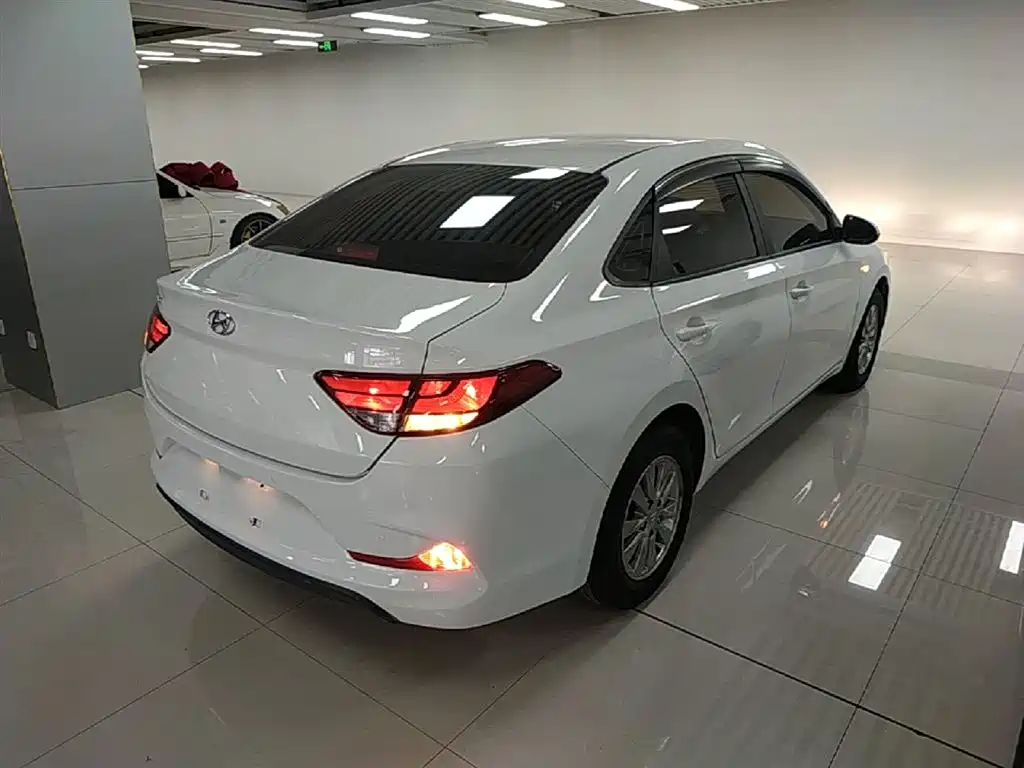 Hyundai Elantra 2018 1.6L Automatic Pleasing Edition GL China VI фото 7