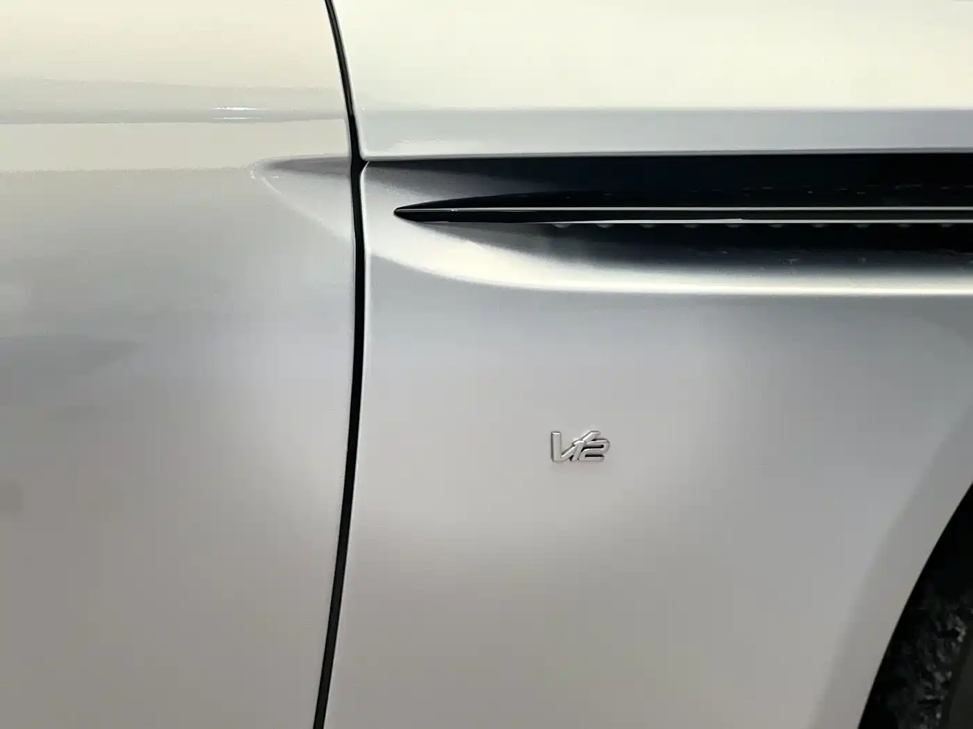 Aston Martin DB11 2017 2016 5.2T Launch Edition