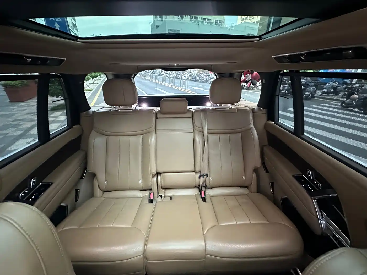 Land Rover Range Rover 2023 3.0 L6 400PS Golden Age 7-Seater Long Wheelbase фото 13