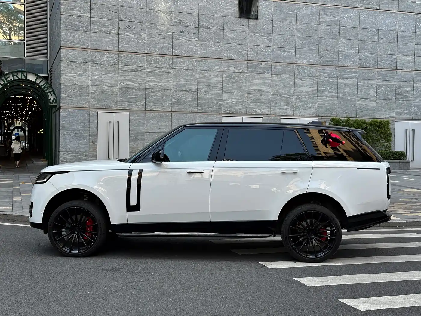 Land Rover Range Rover 2023 3.0 L6 400PS Golden Age 7-Seater Long Wheelbase фото 8