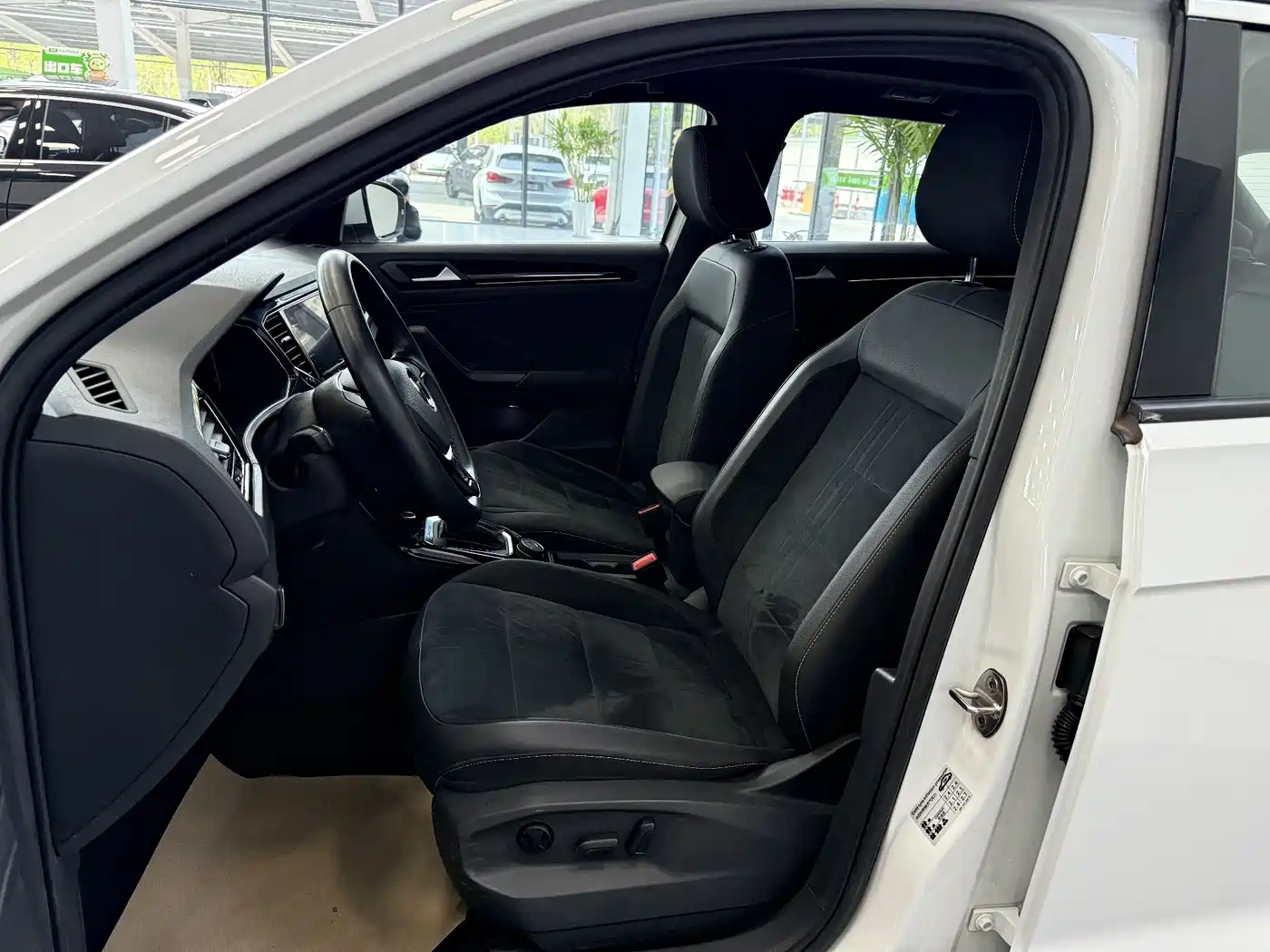 Volkswagen T-ROC 2021 Facelift 280TSI DSG 4WD Luxury Smart Connect Edition фото 9