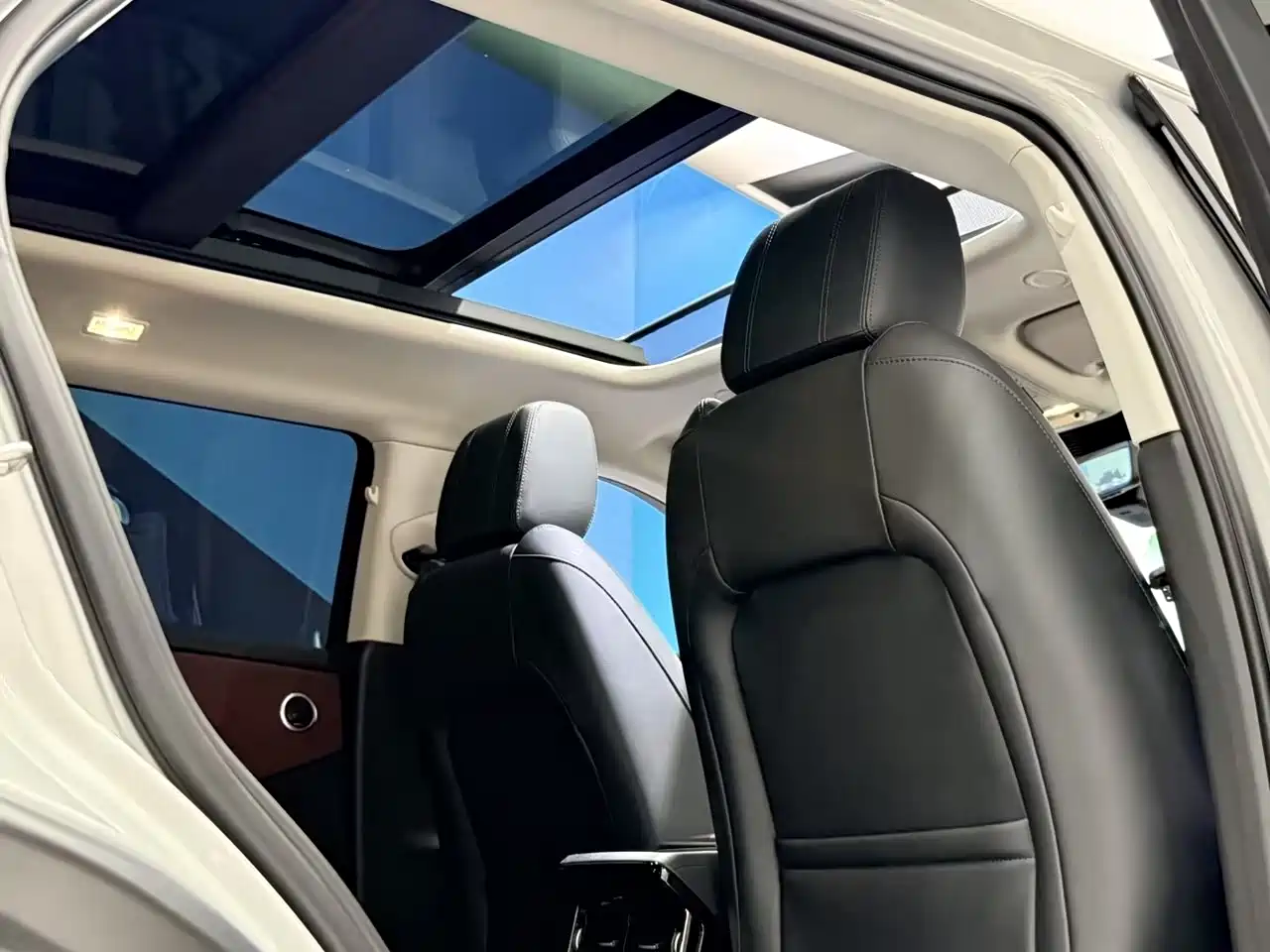 Land Rover Range Rover Evoque 2023 Range Rover Evoque L 249PS Luxury Edition фото 12